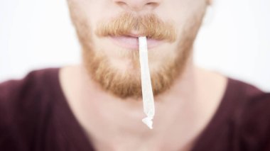 Kızıl saçlı adamla ortak içinde onun ağız closeup