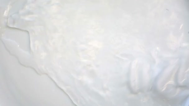 El agua se convierte en letras 2017 en la superficie blanca — Vídeo de stock