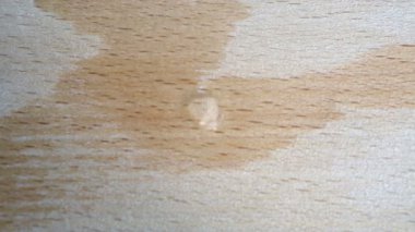 su donmuş bir kalp içine ahşap tahta üzerinde döner.