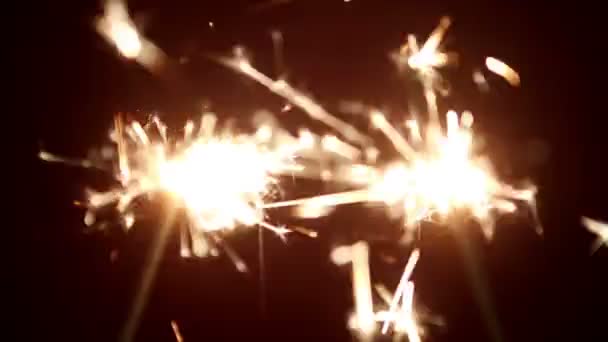 Twee sparkler schijnt fel met rode achtergrond — Stockvideo