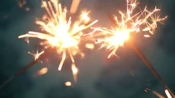 Dois sparkler brilhando brilhante com fundo azul — Vídeo de Stock