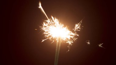 kırmızı arka plan ile parlak parlak havai fişekleri