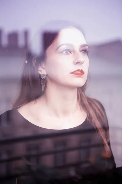 Retrato de mujer joven mirando por la ventana —  Fotos de Stock