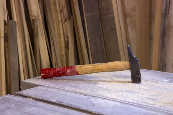 Großaufnahme von Hammer auf Tisch in Werkstatt — Stockfoto