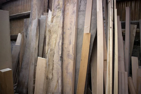 Deski drewniane, opierając się o ścianę — Zdjęcie stockowe