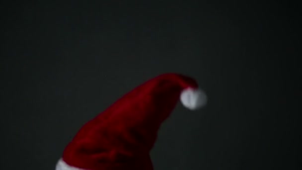 Closeup člověka s santa hat chůze několikrát — Stock video