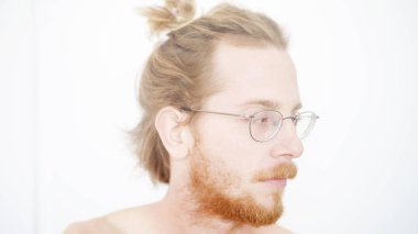 Sakal ve manbun olan Kızıl saçlı adam portresi