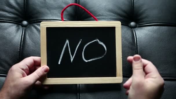 Слово "нет" на черной доске превращается в "да" вручную — стоковое видео