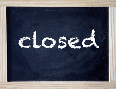 Word'ü kapatırsanız Siyah Kara tahta üzerinde yazılı