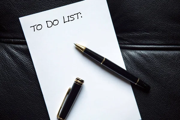Lista de tareas escritas en papel blanco — Foto de Stock