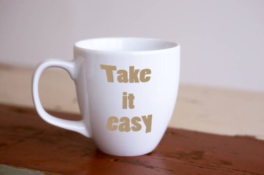 Take It Easy kelimelerle beyaz Kupası 
