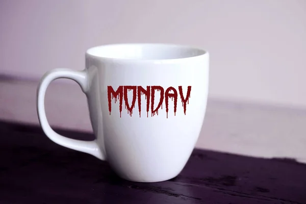 月曜は血文字で書かれた単語とカップ — ストック写真