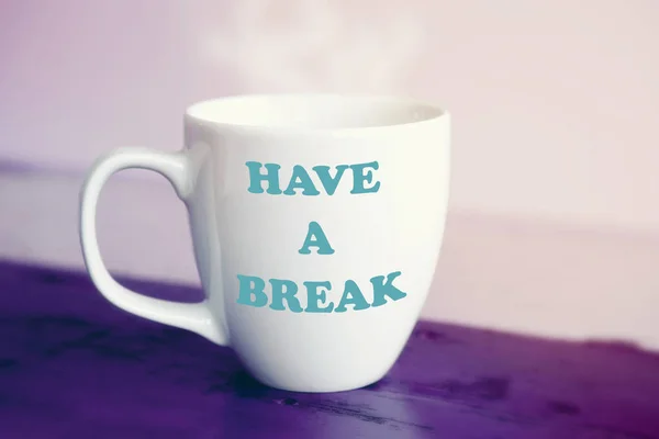 Tasse blanche avec les mots Have A Break — Photo