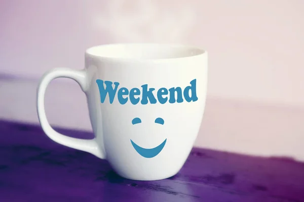 Tasse blanche avec le mot Week-end dessus — Photo