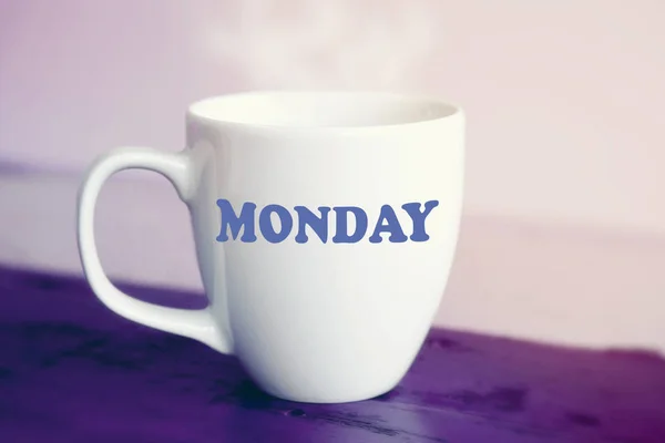 それを月曜日の言葉と白いカップ — ストック写真