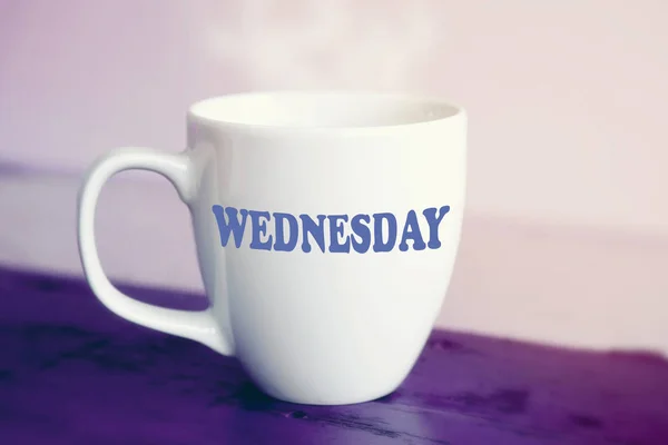 それを言葉 (水曜日) と白いカップ — ストック写真