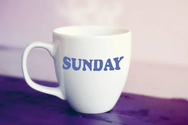 それを日曜日の言葉と白いカップ — ストック写真