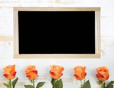 turuncu gül ve boş siyah yazı tahtası 