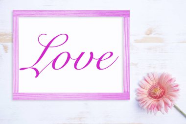 çerçeve ve kelime aşk ile pembe çiçek