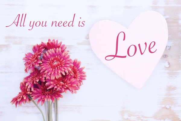 Červené květiny s dřevěným srdcem a slov, všechny ty potřebuješ je láska — Stock fotografie