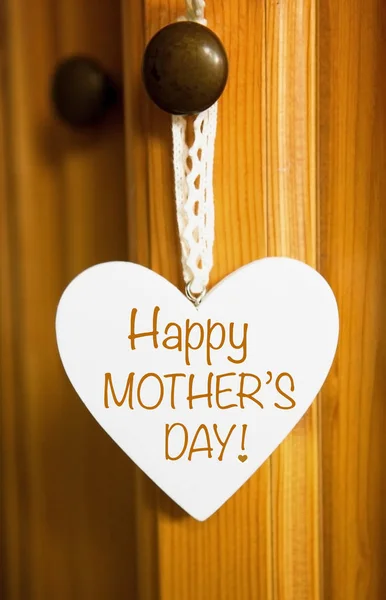 Corazón de madera blanca con las palabras Feliz Día de las Madres —  Fotos de Stock