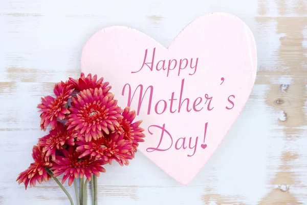 Flores con corazón de madera con palabras Feliz Día de las Madres —  Fotos de Stock