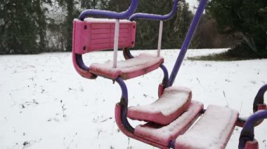 eski açık havada ile şiddetli kar yağışı kışın salıncak.