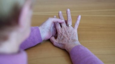 yaşlı kadın yüzüğünü alarak closeup