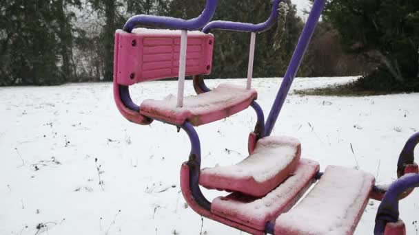 Oude swing buitenshuis met zware sneeuwval in de winter — Stockvideo