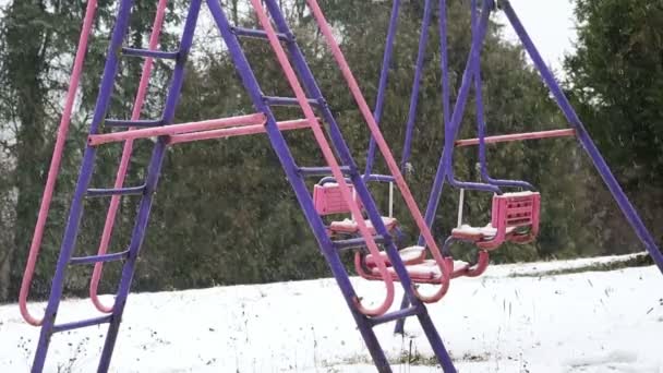 Alte Schaukel im Freien bei starkem Schneefall im Winter — Stockvideo