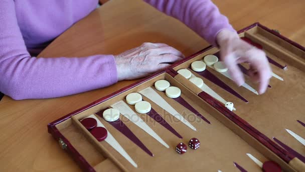 Primer plano de la mujer mayor jugando backgammon — Vídeos de Stock