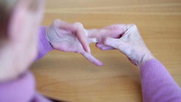 Close-up van oudere vrouw handen opstijgen haar ringen — Stockvideo