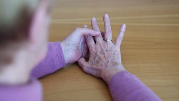 Closeup ηλικιωμένη γυναίκα που απογειώνεται το δαχτυλίδι — Αρχείο Βίντεο