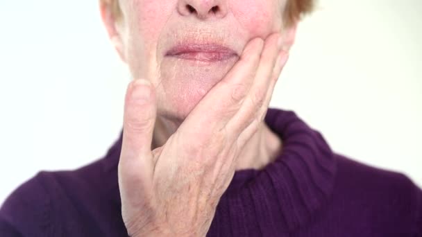 Крупный план пожилой женщины, страдающей зубной болью — стоковое видео