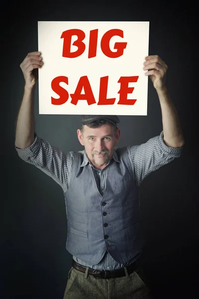 Stylowe człowieka posiadającego znak z napisem duża sprzedaż — Zdjęcie stockowe