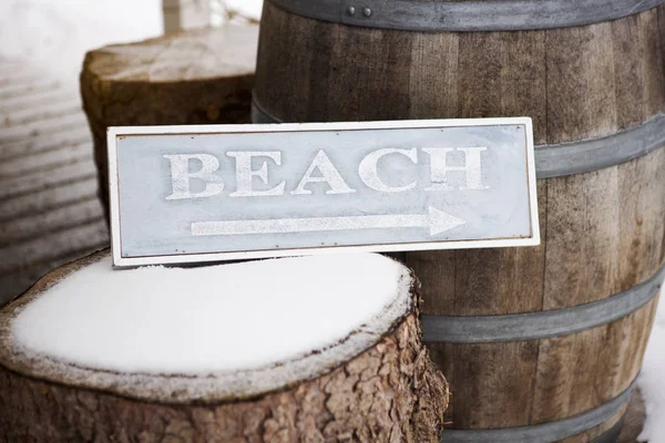 Wooden sign on tree stump with the word Beach — Stock Photo, Image