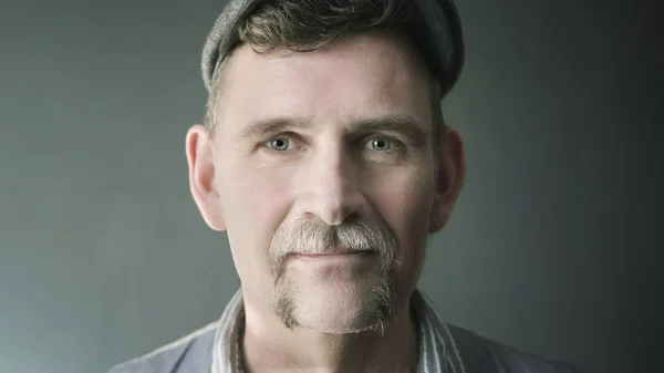 Портрет стильного мужчины 50 лет — стоковое фото