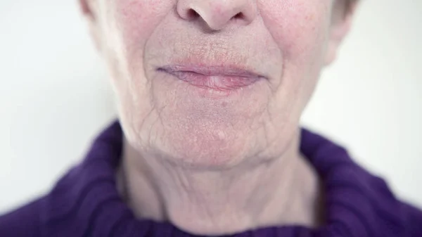 Close-up van oudere dames mond lacht — Stockfoto