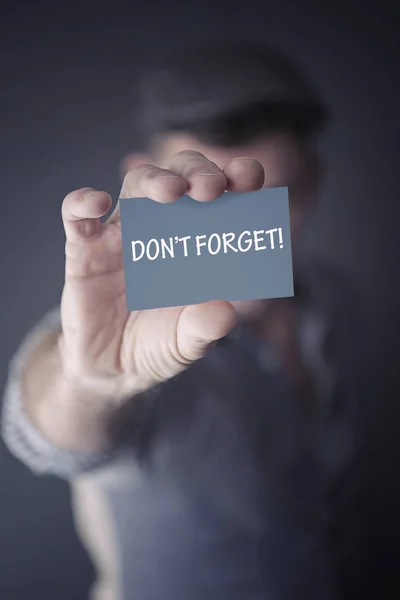 Man holding business card with words Dont Forget — Stock Photo, Image