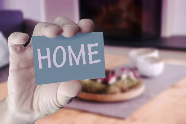 Hand met kaart met woord thuis voor woonkamer — Stockfoto