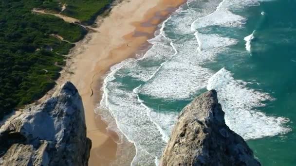 Vista dalla cima di rocce alla spiaggia sabbiosa e onde — Video Stock