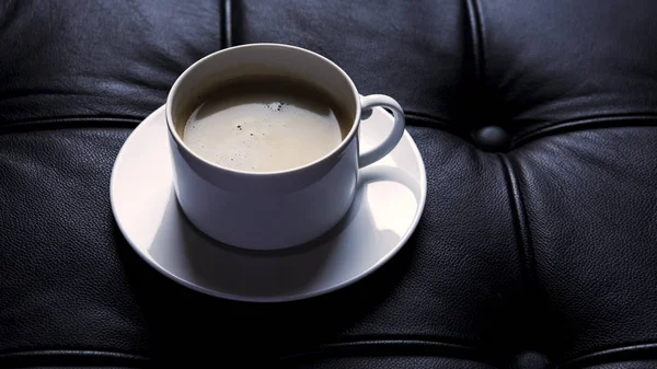 Taza de café en cuero negro de lujo — Foto de Stock