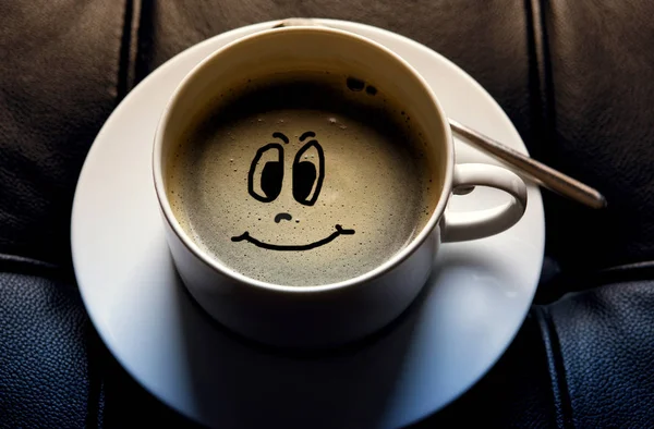 Komik surat ile beyaz kahve fincanı — Stok fotoğraf