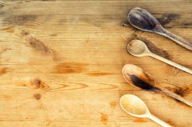 ahşap masaya dizilmiş kaşık yemek