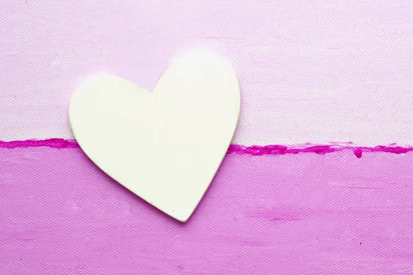 Coração de madeira branco em uma tela rosa — Fotografia de Stock
