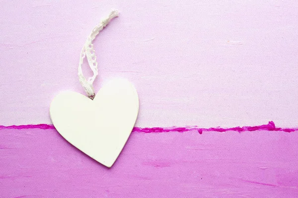 Coeur en bois blanc sur toile rose — Photo