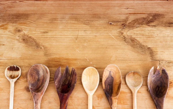 Koken lepels opgesteld op houten tafel — Stockfoto