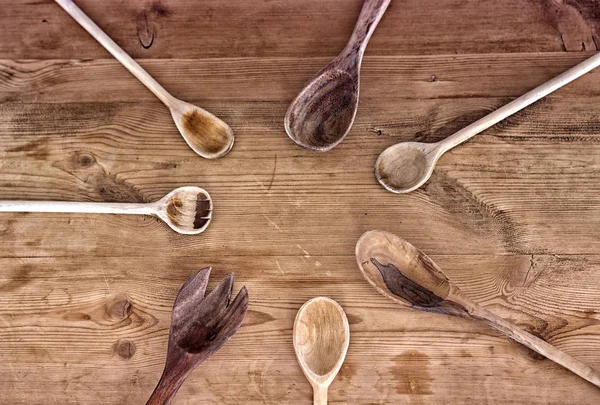 Cucharas de cocina acostadas en círculo sobre una mesa de madera — Foto de Stock