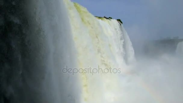 Close-up de uma cachoeira selvagem e forte — Vídeo de Stock
