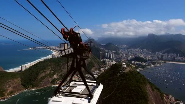 Канатная дорога поднимается на холм с видом на Рио-де-Жанейро — стоковое видео